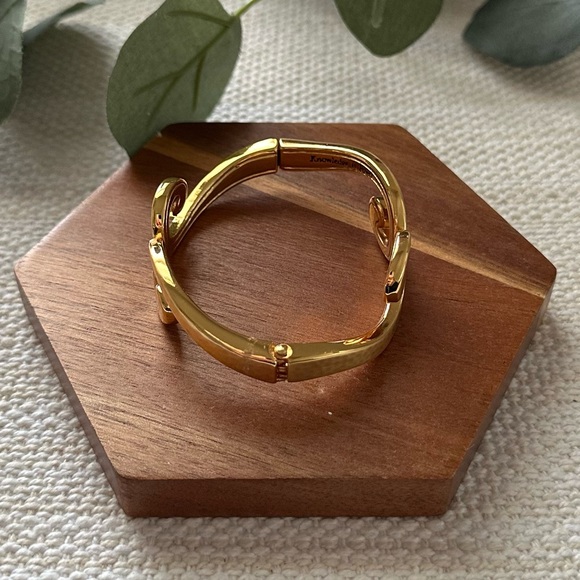 BRIGHTON Versailles Royale Hinged Bangle Bracelet in Brushed Gold • JB5961 - Picture 9 of 16